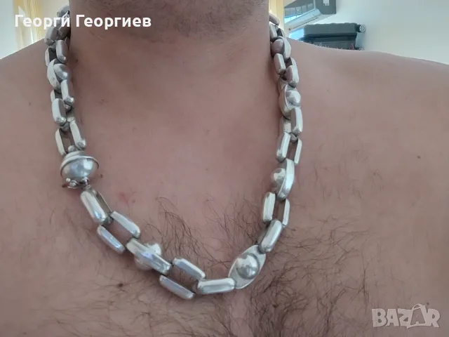 Масивен ланец Версаче.