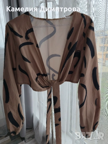 Ефектна дамска риза с връзка и артистичен принт – бежово и черно, снимка 2 - Ризи - 53285553