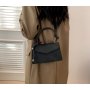 Малка дамска чанта с къса дръжка с възли 23х15х6см