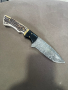 Ловен нож от Дамаска стомана дръжка смола кожена кания, снимка 1 - Ножове - 44014784