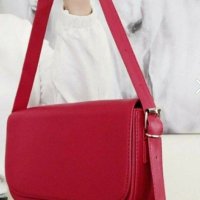 Дамска чанта в класическо червено, снимка 1 - Чанти - 44403050