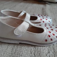 Офиц.обувки в бяло с камъчета, снимка 1 - Детски обувки - 42570674