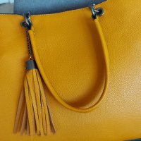 Дамска чанта в цвят горчица с капси и аксесоар, снимка 1 - Чанти - 37916257