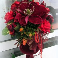 Композиция  червени рози и магнолия от кадифе, снимка 3 - Романтични подаръци - 39407630