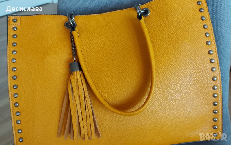 Дамска чанта в цвят горчица с капси и аксесоар, снимка 1