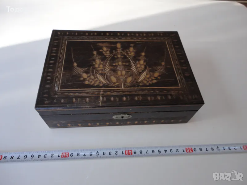 Старинна дървена кутия ковчеже с ключе дърворезба , снимка 1