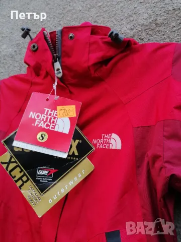 Продавам чисто ново червено малко дамско яке от две части The North Face , снимка 2 - Якета - 48406268