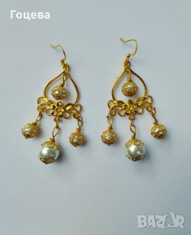 Прелестно нежни висящи обеци в стил Рококо с кристални перли и орнаментирана основа в цвят злато, снимка 4 - Обеци - 29750103