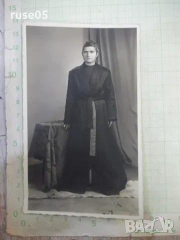 Снимка стара на жена до маса - 2