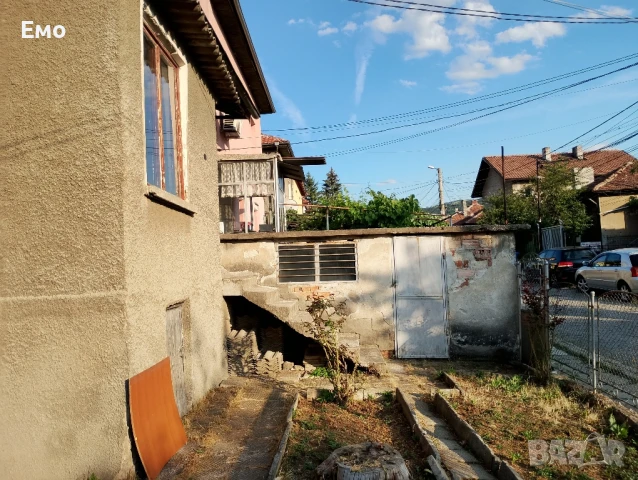 продавам монолитна къща с гараж и 2 мазета, отлично изложение и локация!, снимка 2 - Къщи - 51046493