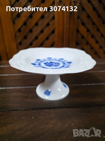 Порцеланова колекционерска стойкa