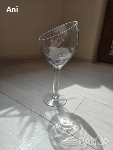 Нестандартна, наполовина отрязана, стъклена чашка