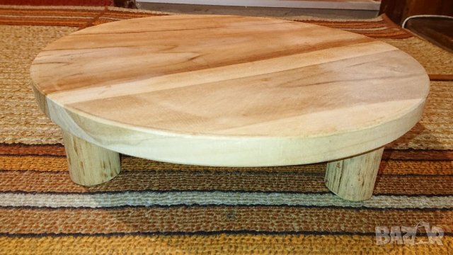 Масивна ниска дървена маса