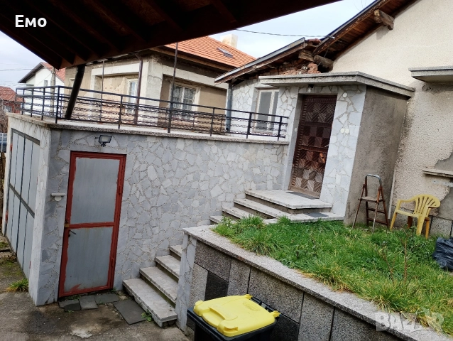 Собственик продава изгодно голям имот с ток и вода: 3 солидни къщи, 2 гаража, 4 мазета общо!, снимка 4 - Къщи - 52899773