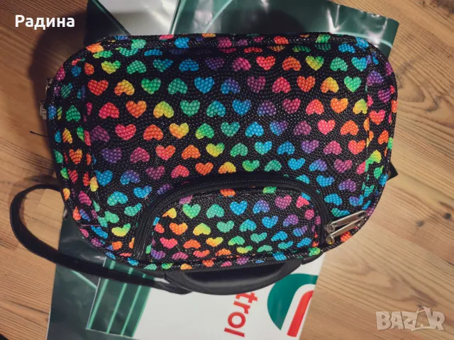 Продавам страхотна твърда шарена чанта с дълга дръжка, снимка 3 - Чанти - 49444972