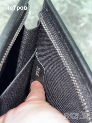 КАТО ЧИСТО НОВ Louis Vuitton Black Taiga Clutch , снимка 10 - Чанти - 52523438