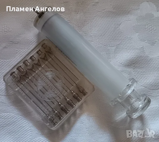Винтидж френска стъклена спринцовка Flamiver и унгарски винтидж игли Medicor Record. , снимка 6 - Колекции - 55850869