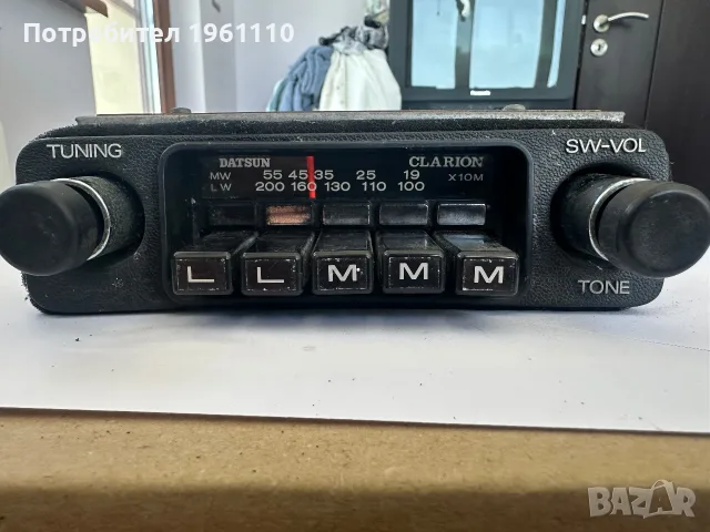 радио Clarion с марка Datsun (вероятно модел от серията за класически автомобили Datsun от 1970-те 