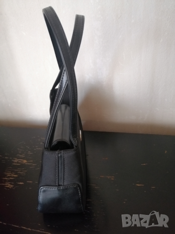 Малка дамска чанта - GUESS, снимка 2 - Чанти - 36400233