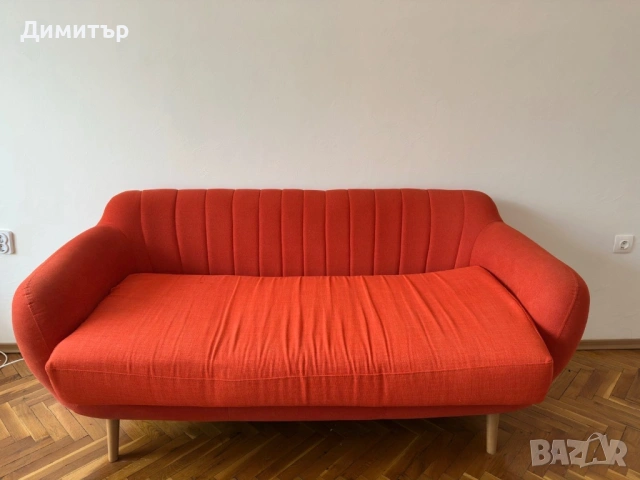 Стилен червен диван