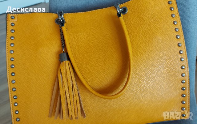 Дамска чанта в цвят горчица с капси и аксесоар