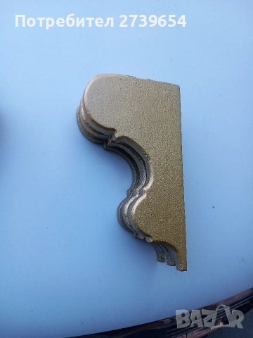 златиста ,дървена конзола