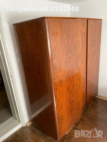 Гардероб Двукрилен с 3 чекмеджета и 4 рафта от орехово дърво с оригинално лаково покритие