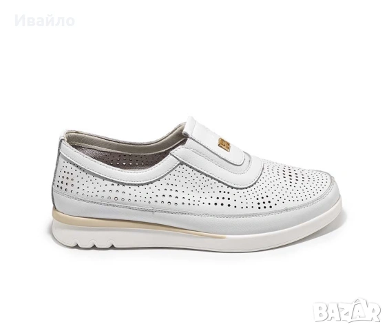 Дамски обувки от естествена кожа в бяло без връзки с перфорация