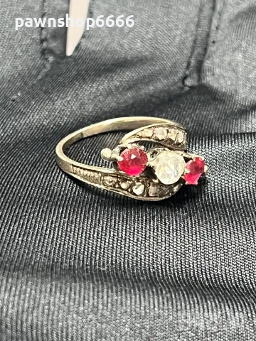 💎 Великолепен античен златен пръстен „Трилогия“ с диаманти и рубини (19-ти век) 💎, снимка 2 - Пръстени - 49260692