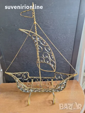 стар метален сувенир кораб