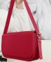 Елегнтна червена дамска чанта в изчистен дизайн в класическо червено