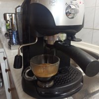 Кафемашина Делонги с ръкохватка с крема диск, работи перфектно и прави страхотно кафе с каймак , снимка 2 - Кафемашини - 44262814
