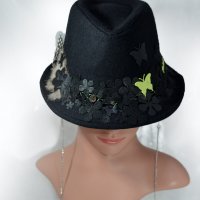 ⚜️ Дамска шапка в черно с декорации №3074, снимка 1 - Шапки - 38099136