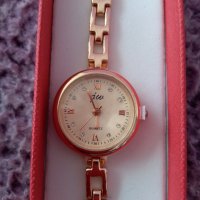 Дамски часовник в подаръчна кутия, снимка 4 - Дамски - 32024696
