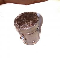 Метална медна чашка с обвивка естествена кожа с инкрустации от соца винтидж, снимка 2 - Колекции - 29428594
