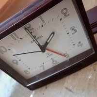 Часовник , снимка 2 - Антикварни и старинни предмети - 31528180