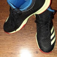 Маратонки за зала Adidas , снимка 1 - Детски маратонки - 34394707