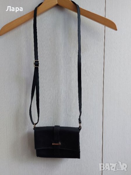 Малка черна чанта за през рамо със златни елементи , снимка 1