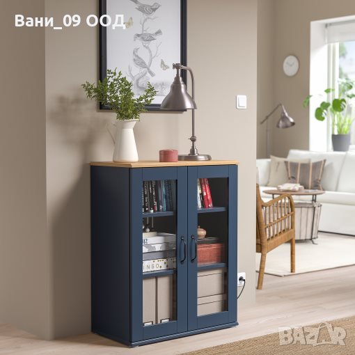 Красив шкаф-витрина, снимка 1