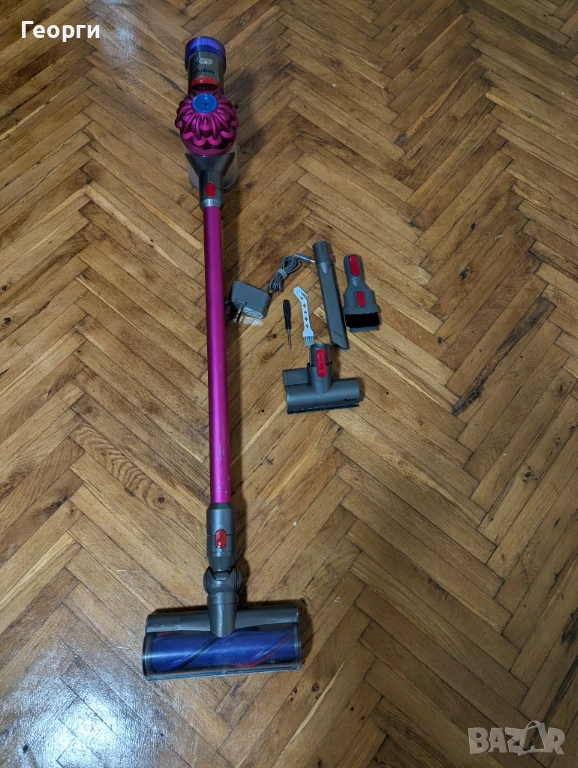 Продавам отлична прахосмукачка Dyson V8 с добра батерия и аксесоари, снимка 1