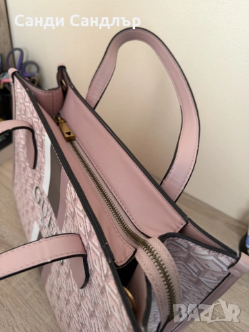Дамска чанта на Guess, снимка 2 - Чанти - 56374785