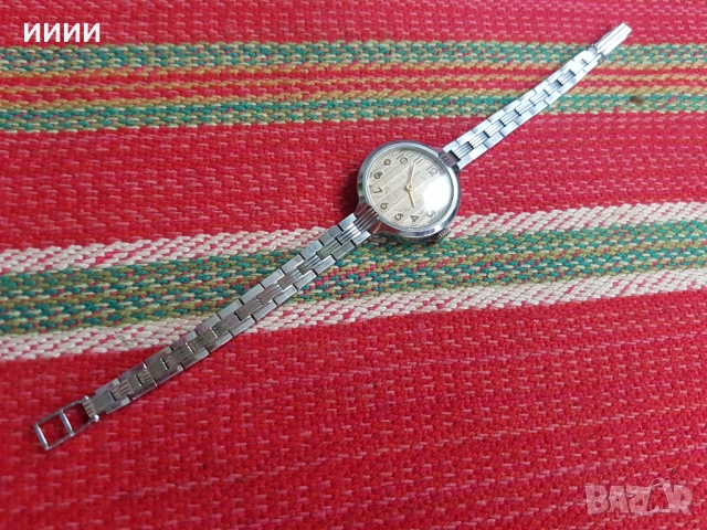 Дамски часовник Луч , снимка 2 - Антикварни и старинни предмети - 52592219