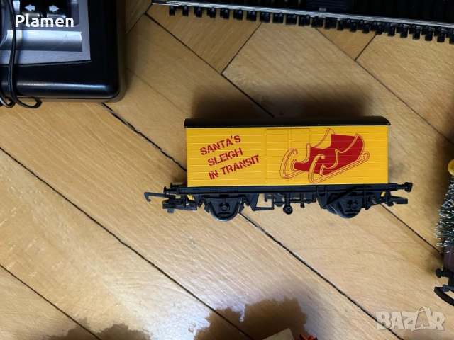Коледен влак Hornby Santa’s Express R1248 + допълнителни вагони, снимка 7 - Влакчета, самолети, хеликоптери - 52990162
