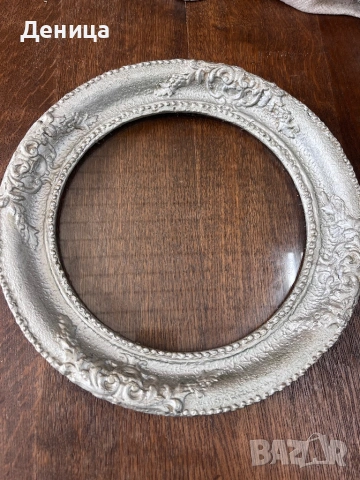 Две стари кръгли рамки Диаметър-32.5  на рамката и диаметър на вътрешната част-23 см 