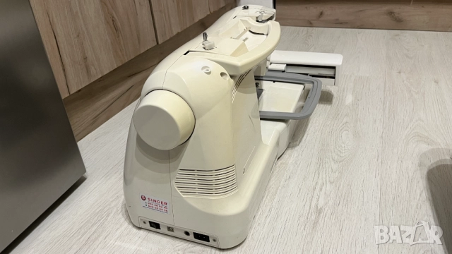 Шевна машина Singer Futura XL-550, снимка 3 - Шевни машини - 52031467