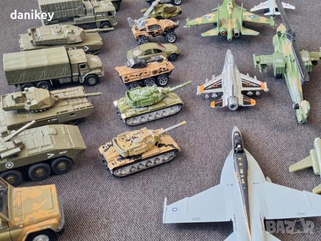 Комплект военни играчки - цяла моторизирана армия, снимка 6 - Влакчета, самолети, хеликоптери - 52608979