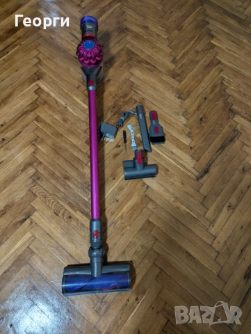 Продавам отлична прахосмукачка Dyson V8 с добра батерия и аксесоари