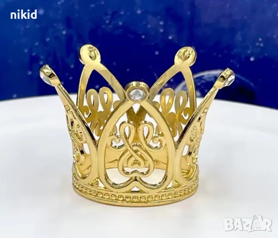 Малка корона златиста с камъче и обърнато сърце метална за украса декор на торта парти
