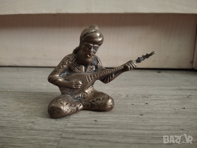 Стара статуетка музикант