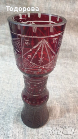 Ваза от червен кристал -Бохемия, снимка 3 - Антикварни и старинни предмети - 54088561